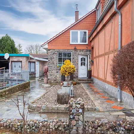 Budget In Grundshagen Mit Gartensitzplatz דירה *